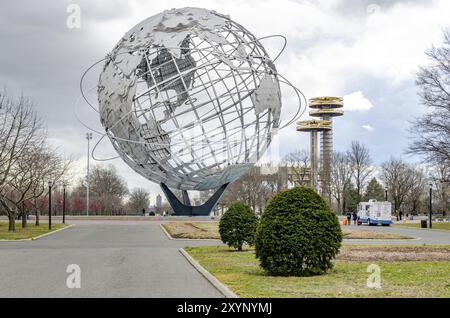 Unisphere mit den Beobachtungstürmen des New York State Pavilion im Flushing-Meadows-Park, Way and Plants in Front, Queens, New York City während des bewölkten Sieges Stockfoto