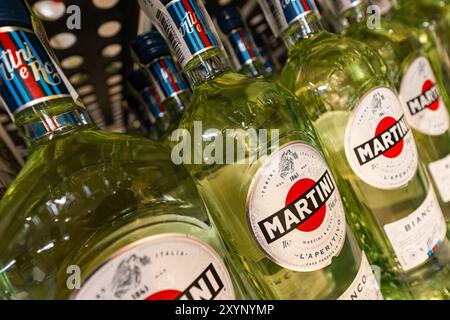 Lemberg, Ukraine - 26. August 2024: Martini Bianco Wermut Flaschen Stockfoto