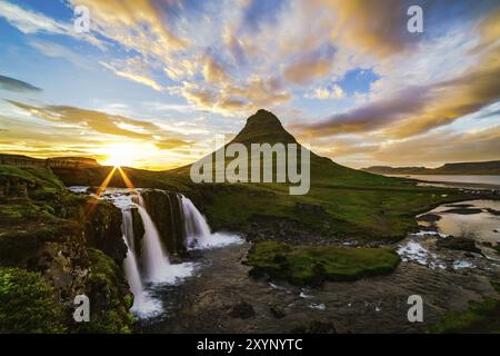 Blick auf Berg Kirkjufell und Kirkjufellfoss in Island bei Sonnenuntergang Stockfoto