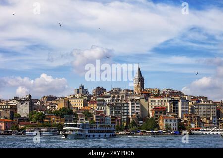 Skyline von Istanbul vom Goldenen Horn aus gesehen, Stadtbild des Beyoglu-Viertels, Türkei, Asien Stockfoto