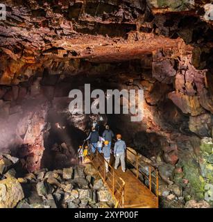 Alte Lava Höhle in Island für Touristen geöffnet Stockfoto