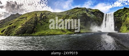 Skogafoss Wasserfall im südlichen Teil Islands an einem Sommertag Stockfoto