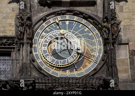 Prag, Tschechische Republik, 16. März 2017: Die berühmte astronomische Uhr auf dem Altstädter Ring im Zentrum Europas Stockfoto