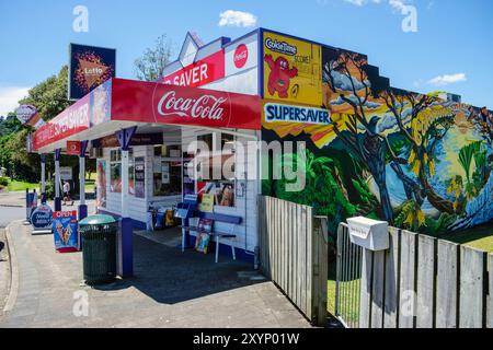 Ein kleiner 24-Stunden-Laden mit einem farbenfrohen Wandgemälde in Coromandel Town, Coromandel Penisnsula, Waikato, Nordinsel, Neuseeland Stockfoto