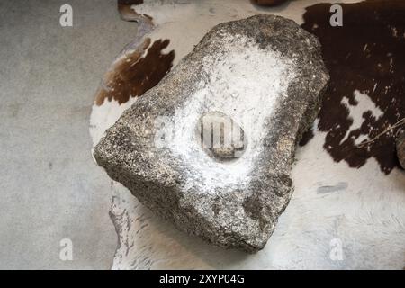 Jungsteinzeit hand Mühle aus Granit Stein Stockfoto