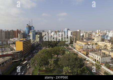 Lima, Peru, 09. September 2015: Foto des Kennedy Parks im Zentrum des Bezirks Miraflores an einem Sonntagabend aus einem mehrstöckigen Bu Stockfoto