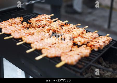 Vorbereitung der gegrillte Garnelen für den Außenbereich Grill Picknick. Nahaufnahme Stockfoto