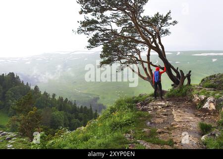 Wanderfrau, Klettererin oder Trailläufer in Bergen, inspirierende Landschaft. Wanderer mit Rucksack mit wunderschöner Aussicht. Reisen, Fitness und Gesundheit Stockfoto