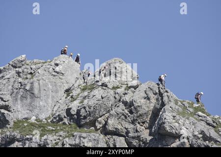 Wandergruppe auf dem Hindlanger Klettersteig am großen Daumen Stockfoto