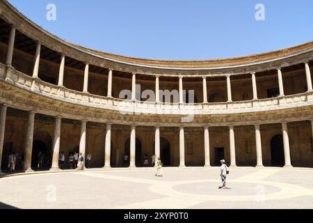 Granada, Spanien, 14. August 2011: Palast von Karl V. in der Alhambra von Granada, Spanien. Karl V., König von Spanien und Kaiser des Heiligen Römischen Reiches Stockfoto