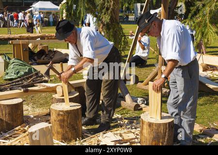 Annecy, Frankreich, 6. Juli 2012: Hochrangige Holzarbeiter verwenden traditionelle Methoden und Werkzeuge aus der Region der französischen Alpen Haute-Savoie, um Holzteile für Holz herzustellen Stockfoto