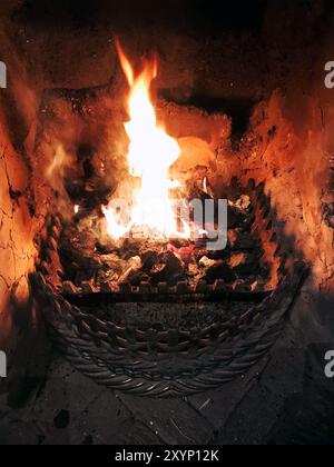 Foto vom Gitter eines echten Kohlefeuers, Feuer Art Deco Kamin, Hausfeuer, Pub Feuer, echtes Feuer, das zu einem echten Feuer nach Hause kommt Stockfoto