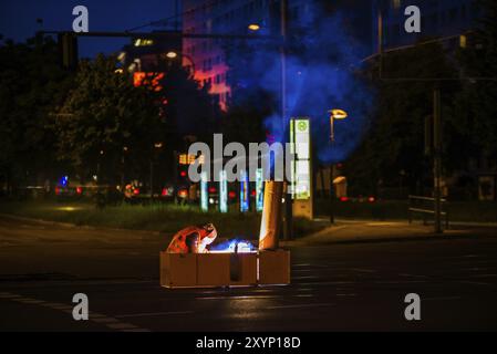 BERLIN, 10. JUNI: Der Mensch repagiert und schweißt am 10. Juni 2013 nachts die Gleise einer Straßenbahn in Berlin, Deutschland, Europa Stockfoto