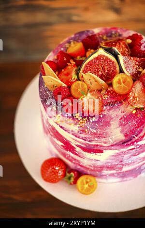 Schönes helles Kuchen auf ein Porzellan Kuchen mit Früchten dekoriert. Close Up. Ansicht von oben Stockfoto