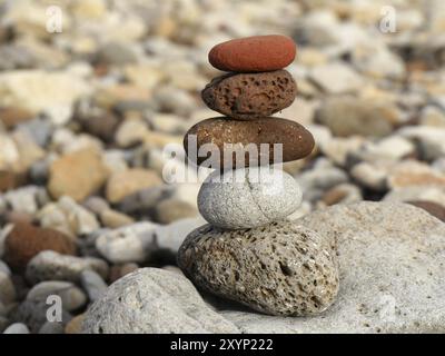 Steinturm mit Lavasteinen an einem Fluss in Island Stockfoto