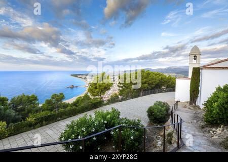 Strand und Küste von Blanes Stadt aus Castell Sant Joan in Spanien gesehen Stockfoto