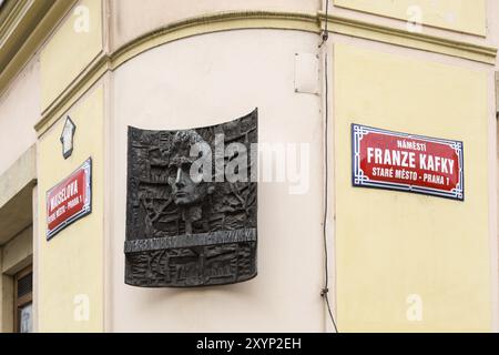 Prag, Tschechische Republik, 19. März 2017: Skulptur und Straße in dem Haus, in dem der berühmte Schriftsteller Franz Kafka geboren wurde, Europa Stockfoto