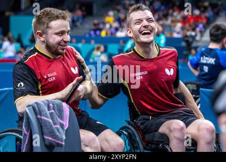 Paris, Frankreich. 30. August 2024. Paralympics, Paris 2024, Tischtennis, Doppel, MD8, die Männer, Halbfinale, Valentin Baus (l) und Thomas Schmidberger (r) aus Deutschland feiern nach dem Sieg im Halbfinale gegen ein Team aus der Türkei. Nach ihrem 3:2 Sieg im Halbfinale haben die beiden Tischtennisspieler die Chance, am 31. August 2024 die Paralympics zu gewinnen. Quelle: Jens Büttner/dpa/Alamy Live News Stockfoto