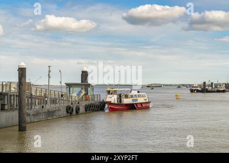 Gravesend, Kent, England, Vereinigtes Königreich, 23. September, 2017: Blick auf die Themse und den Town Pier Ferry Terminal, mit Leuten im Fährschiff, die ankommen Stockfoto