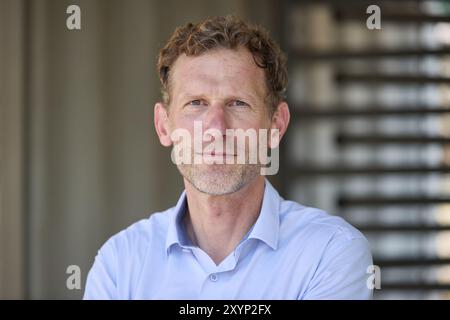 Hamburg, Deutschland. August 2024. Andreas Buchheim, Leiter Technische Planung im Energiepark Hafen, steht vor der Baustelle des Energieparks Hafen an der Dradenau. Quelle: Georg Wendt/dpa/Alamy Live News Stockfoto