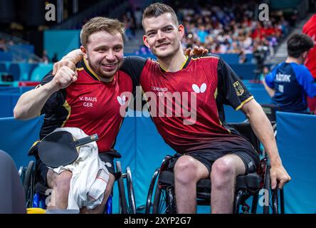 Paris, Frankreich. 30. August 2024. Paralympics, Paris 2024, Tischtennis, Doppel, MD8, die Männer, Halbfinale, Valentin Baus (l) und Thomas Schmidberger (r) aus Deutschland feiern nach dem Sieg im Halbfinale gegen ein Team aus der Türkei. Nach ihrem 3:2 Sieg im Halbfinale haben die beiden Tischtennisspieler die Chance, am 31. August 2024 die Paralympics zu gewinnen. Quelle: Jens Büttner/dpa/Alamy Live News Stockfoto