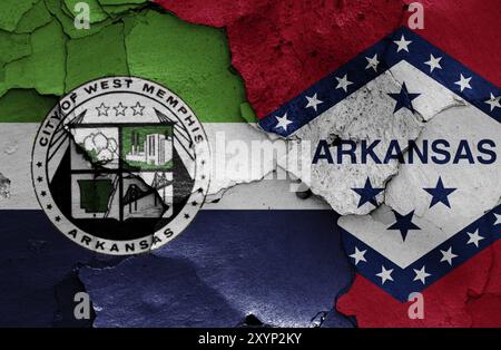 Flaggen von West Memphis und Arkansas auf rissige Wand gemalt Stockfoto