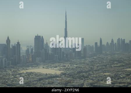 Foto der Skyline von Dubai mit dem berühmten Burj Khalifa aus einem Wasserflugzeug Stockfoto