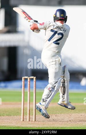 Birmingham, Großbritannien. 30. August 2024. #72, Harry Finch aus Kent im Spiel während des Spiels der Vitality County Championship Division One zwischen Warwickshire CCC und Kent CCC im Edgbaston Cricket Ground, Birmingham, England am 30. August 2024. Foto von Stuart Leggett. Nur redaktionelle Verwendung, Lizenz für kommerzielle Nutzung erforderlich. Keine Verwendung bei Wetten, Spielen oder Publikationen eines einzelnen Clubs/einer Liga/eines Spielers. Quelle: UK Sports Pics Ltd/Alamy Live News Stockfoto