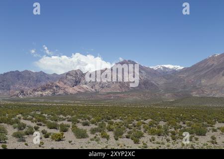 Landschaft entlang der Nationalstraße 7 durch die Anden in der Nähe der Grenze in Argentinien Stockfoto