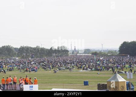 Roskilde, Dänemark, 25. Juni 2016: Menschenmassen laufen auf dem Roskilde Festival 2016, Europa, um einen Campingplatz zu finden Stockfoto