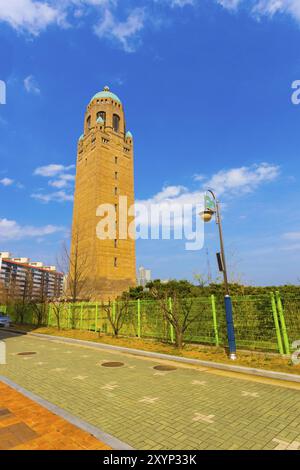 Glockenturm auf dem Campus von Daejeon Institute of Science and Technology an einem Tag blauer Himmel in der Republik Korea Stockfoto