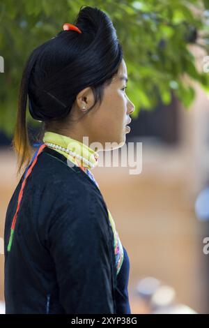 Biasha, China, 17. September 2007: Einsame Frau der ethnischen Minderheit von Miao in traditioneller blauer Kleidung und nach vorne geflochtenem Haargutt im Dorf Biasha von Miao, Stockfoto