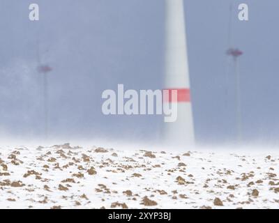 Windturbinen in einem Wintersturm im Januar Stockfoto