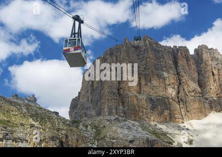 Die Seilbahn verbindet den Pordoi Pass mit dem Peak Stockfoto