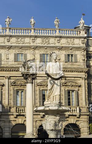 Die antike römische Statue Madonna Verona auf einem Brunnen auf der Piazza delle Erbe in Verona Stockfoto