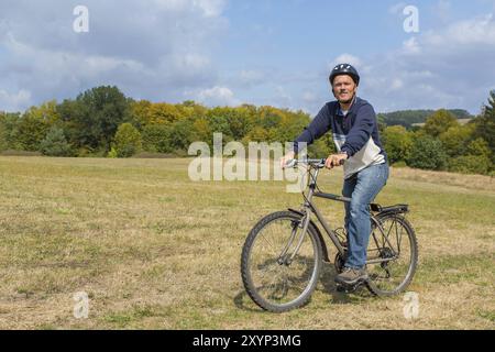 Kaukasische Mann mit dem Mountainbike in der Natur Stockfoto