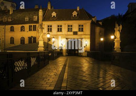 Eintritt in die Altstadt von Bratislava bei Nacht von der Michalska Straße, Slowakei, historischem Stadtzentrum, Europa Stockfoto