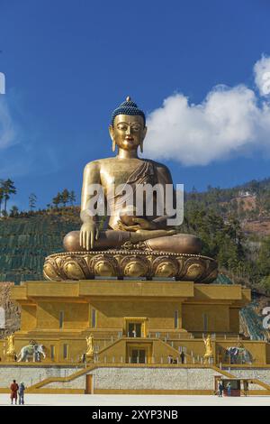 169 Meter hohe Buddha-Statue aus Bronze, die tagsüber hell leuchtet Stockfoto