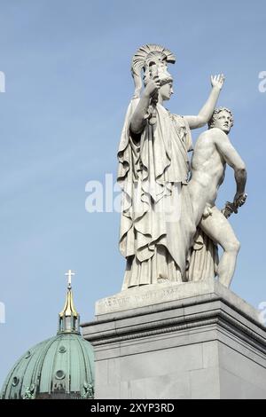 Berlin, Deutschland, 2014. Die Statue des jungen Mannes führte zu einer neuen Schlacht von Athena auf der Burgbrücke in Berlin, Europa Stockfoto