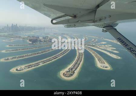 Dubai, Vereinigte Arabische Emirate, 17. Oktober 2014: Luftaufnahme der künstlichen Insel Palm Jumeirah von einem Wasserflugzeug aus Asien Stockfoto