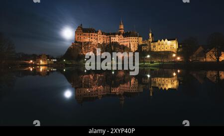 Das Schloss Hohenzollern in Sigmaringen liegt direkt an der Donau, der Vollmond neben dem Schloss erleuchtet die Umgebung Stockfoto