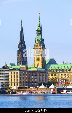 Wunderschöner Blick auf die Hamburger Innenstadt mit Rathaus und Alster, Deutschland, Europa Stockfoto