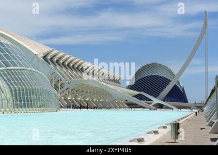 Valencia, Spanien, 01. Juni 2010: Detail der Hemisferic (links), Museum der Wissenschaften Principe Felipe, Assut de l'Or Brücke und im Hintergrund die Stockfoto