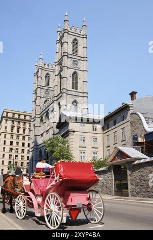 Montreal, Kanada, 26. Juli 2008: Kathedrale Notre Dame im Zentrum von Montreal im gotischen Revival-Stil des Architekten James O'Donnel. Ein paar Pferdeauftritte mit d Stockfoto