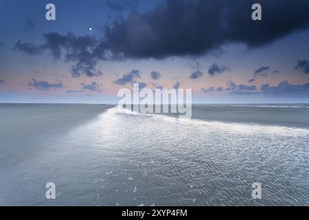 Mond über Nordseeküste, Niederlande Stockfoto