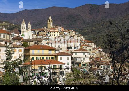 Blick auf das mittelalterliche Dorf Ceriana, Ligurien, Italien, Europa Stockfoto