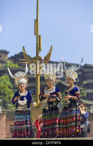 Xijiang, China, 15. September 2007: Drei Frauen aus Miao tragen traditionelle Festjuwelen mit silbernem Hornkopfschmuck auf dem Stadtplatz in Xijiang et Stockfoto