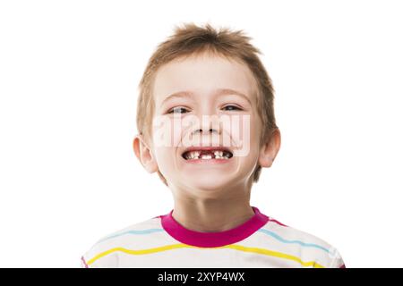 Kleiner lächelnder Junge, der seine erste Babymilch zeigt oder vorübergehende Zähne herausfallen Stockfoto