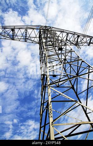 Hochspannungsmasten fotografierten von unten im Hintergrund einen blauen Himmel mit Wolken Stockfoto