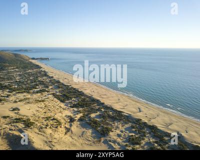 Drohnenblick über den Sanddünen-Berg hinter dem Strand und der Küste in Patara, Türkei, Asien Stockfoto